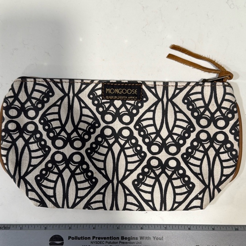 Black and White Geometric Cosmetic Bag with Zipper